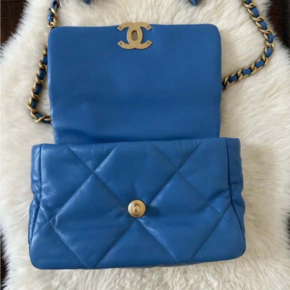 $6,900 CHANEL 19 Flap Bag Medium Blue 21P Excellent Condition - Picture 12 of 16